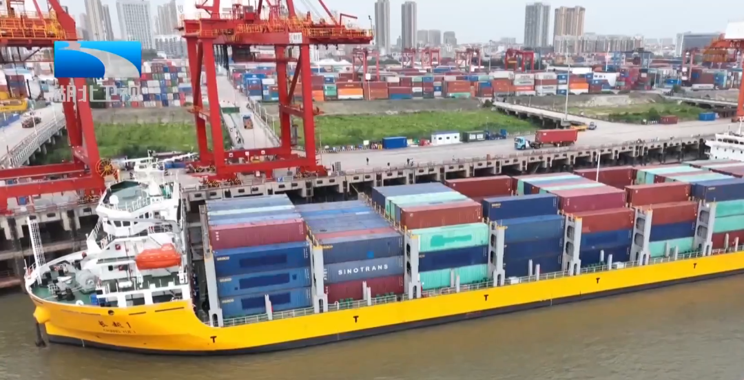 武汉阳逻港"江海直航"航运首次入境万吨海轮