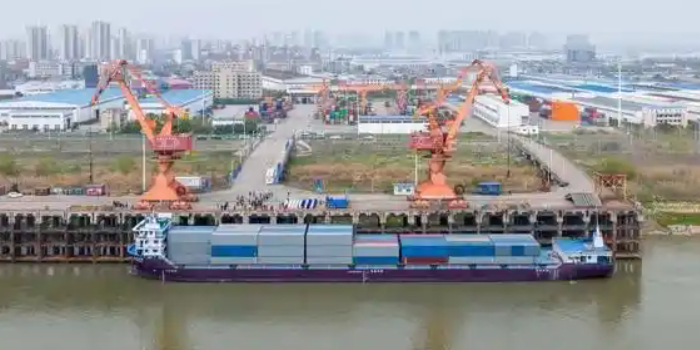 武汉经开港至苏州太仓港集装箱水运直达航线开通