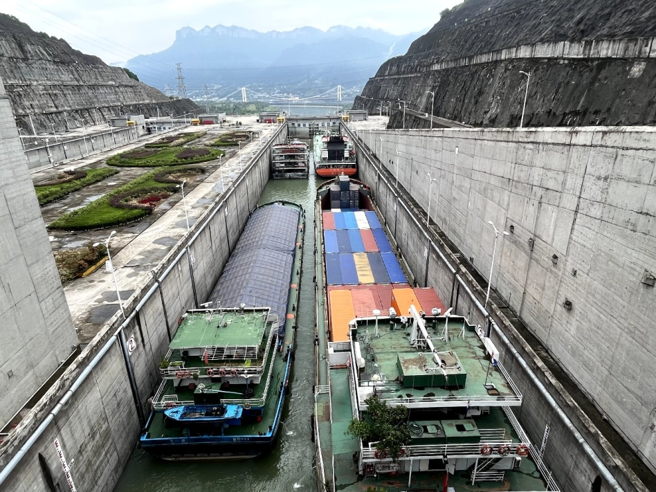 2022年国庆期间长江三峡枢纽通过百万吨货物